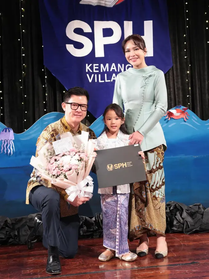 Shandy Aulia Saat Hadiri Kelulusan TK Sang Putr