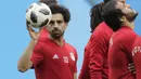 Ekspresi Mohamed Salah saat mengikuti sesi latihan tim di St. Petersburg stadium, St. Petersburg, Rusia, (18/6/2018). Mesir akan melawan Rusia pada laga kedua Piala Dunia 2018.  (AP/Dmitri Lovetsky)