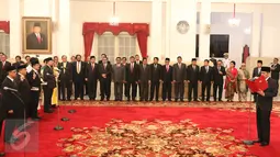 Wapres Jusuf Kalla terlihat hadir bersama sejumlah menteri, pimpinan DPR dan petinggi partai saat Presiden Jokowi melantik para Duta Besar RI baru di Istana Merdeka, Jakarta, Senin (13/3). (Liputan6.com/Angga Yuniar)