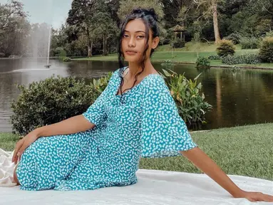 Saat dalam momen santai seperti berlibur, Novia Bachmid kerap tampil mengenakan dress. Busana yang dikenakan pun nampak mendukung penampilannya sehingga terlihat stylish meski sedang bersantai. (Liputan6.com/IG/noviabachmid)