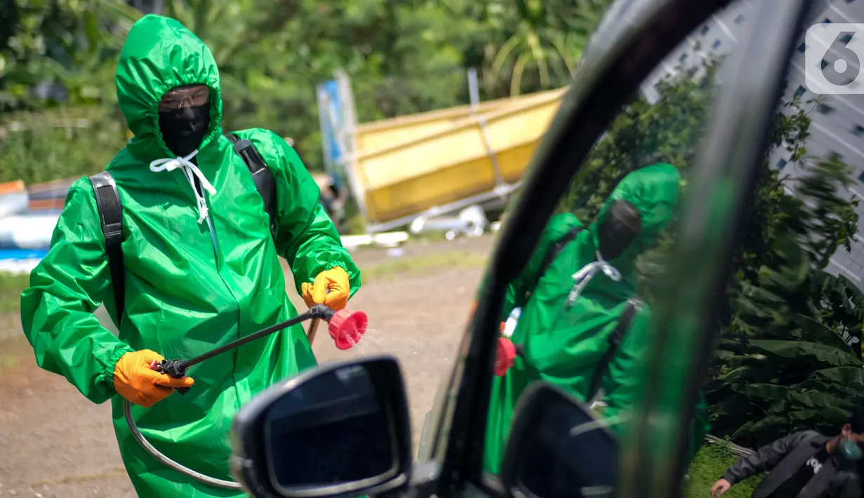Petugas menyemprotkan cairan disinfektan pada kendaraan di Posko Aman Bersama Gojek, Kemayoran, Jakarta, Kamis (23/4/2020). Sebanyak 130 titik posko telah dioperasikan di 16 kota untuk memastikan mitra Gojek dapat bertugas dengan aman saat melayani masyarakat. (Liputan6.com/HO/Ading)
