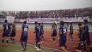 Para pemain Persita Tangerang menyapa suporter usai mengalahkan Persibat Batang pada laga Liga 2 di Stadion Sport Center, Tangerang, Selasa (2/7). Persita menang 4-0 atas Persibat. (Bola.com/Vitalis Yogi Trisna)
