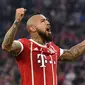 Gelandang Bayern Munchen, Arturo Vidal, setelah mencetak gol ke gawang Augsburg pada laga lanjutan Bundesliga, Sabtu (18/11/2017). (AFP/Christof Stache).