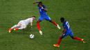 Gelandang Prancis, Paul Pogba berusaha membawa bola melewati pemain Albania pada pertandingan Grup A Piala Eropa 2016 Stade Velodrome, Prancis, Kamis (16/6). Prancis menang atas Albania dengan skor 2-0. (REUTERS/Jean-Paul Pelissier)