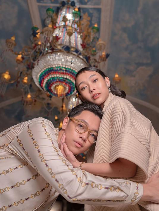 Meskipun bukan dari kalangan selebriti, sosok Dhika berhasil mencuri perhatian karena keanggunan dan kecantikannya. Kehadirannya di beberapa acara televisi bersama Brandon semakin membuat publik penasaran dengan sosoknya. Nantikan hari bahagia pernikahannya, kebahagiaan terpancar jelas di wajah pasangan anak sulung Ferry Salim dan Dhika Himawan. (Liputan6.com/IG/@brandonsalim)