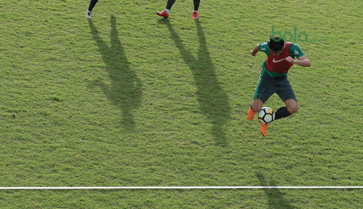 Gaya pemain Timnas Indonesia U-23, Gavin Kwan mengontrol bola saat berlatih di Lapangan ABC, Senayan,  (24/4/2018). Timnas akan mengikuti turnamen PSSI Anniversary 27 April-3 Mei 2018. (Bola.com/Nicklas Hanoatubun)