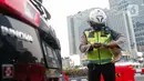Polisi melakukan penindakan sanksi tilang kepada pengendara mobil yang melakukan pelanggaran di Bundaran Hotel Indonesia (HI), Jakarta, Senin (15/5/2023). (Liputan6.com/Angga Yuniar)