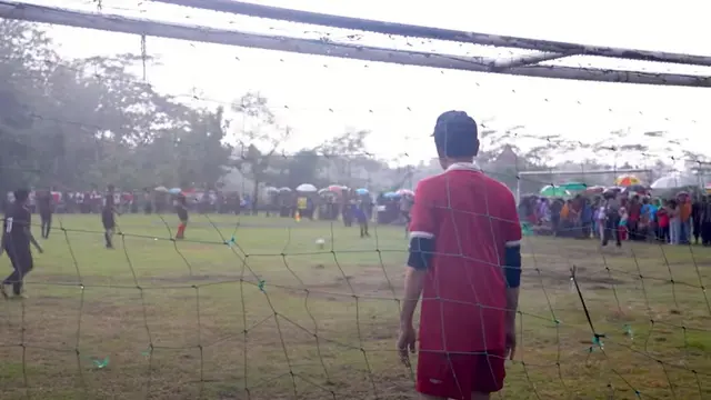 Presiden Jokowi bermain sepak bola bersama anak-anak di Sleman, DIY. (Tangkapan Layar Youtube Sekretariat Presiden)