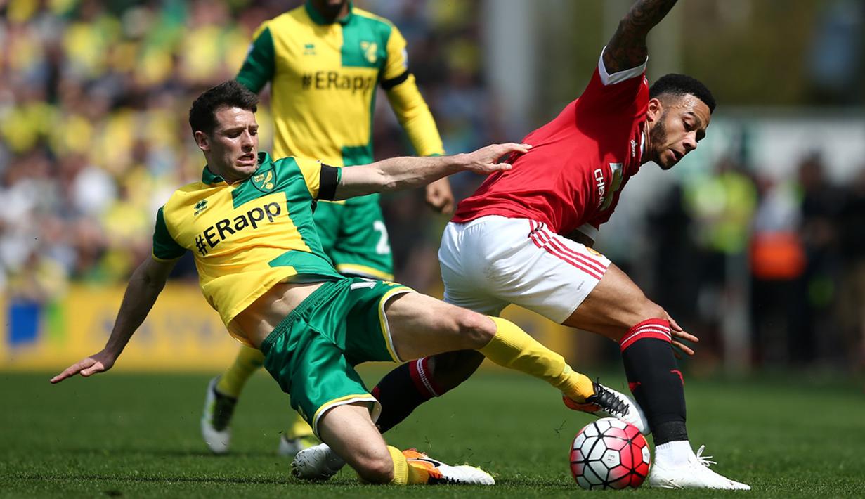 Pemain MU, Memphis Depay, berusaha melewati pemain Norwich City, Wes Hoolahan, dalam lanjutan Premier League, di Stadion Carrow Road, Norwich, Sabtu (7/5/2016). (AFP/Justin Tallis)