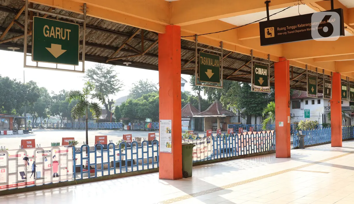 Suasana Terminal Bus Antar Kota Antar Provinsi, Kampung Rambutan, Jakarta, Kamis (7/5/2020). Meski Menhub Budi Karya Sumadi mengijinkan kembali seluruh moda transportasi beroperasi kembali namun aktivitas di terminal bus AKAP Kampung Rambutan masih terlihat kosong. (Liputan6.com/Helmi Fithriansyah)