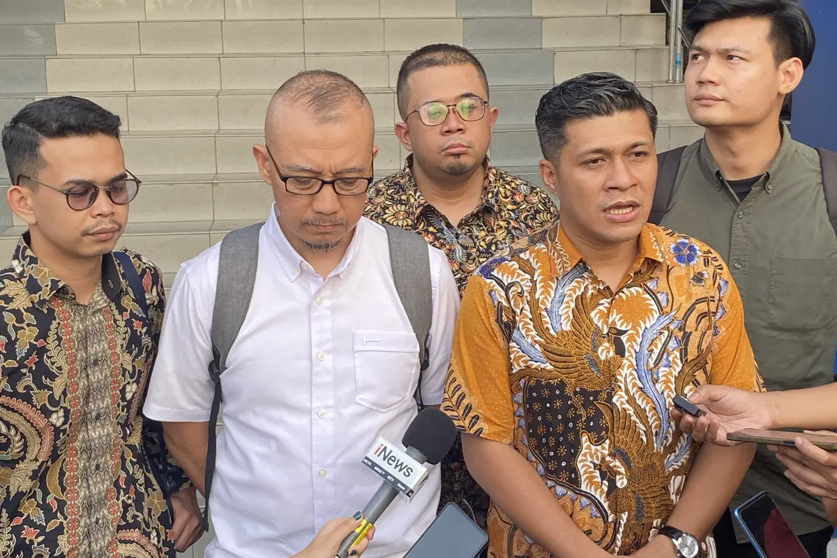 Ayah mahasiswa yang terjerat kabel fiber optik, Sultan Rif'at Alfatih, Fatih, bersama penasihat hukumnya, Tegar Putuhena, mempolisikan PT Bali Towerindo