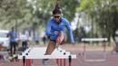 Atlet lari gawang Indonesia, Emilia Nova, melakukan latihan di Stadion Madya, Jakarta, Senin (7/9). Meski baru sembuh dari cedera, Emilia Nova tetap mengincar medali emas di SEA Games 2019. (Bola.com/M Iqbal Ichsan)