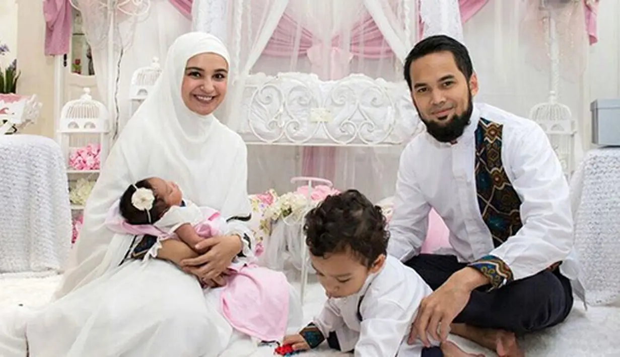 "mewek deh ditinggal lama sampe ibu sama mas mas dibelakang lebih terharu dari pada kita ya @teukuwisnu mungkin berasa nonton sinetron live 😂😂😂😂,,,mohon doanya smua ❤️" sambungnya dalam tulisan. (instagram/shireensungkar)