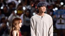 Tak hanya punya wajah yang imut, Chanyeol EXO juga punya badan yang menjulang seperti tiang listrik. Ia punya tinggi sekitar 185 cm. (Foto: koreaboo.com)