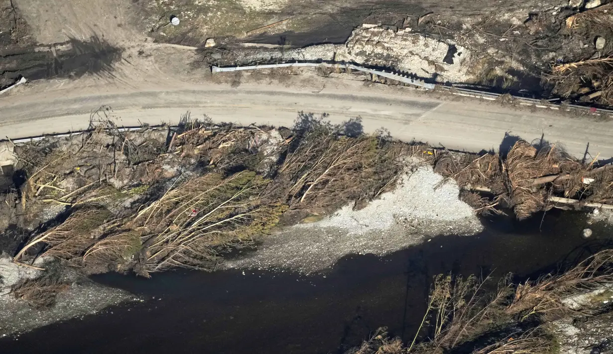 Sementara, lebih dari 170 orang lainnya masih dinyatakan hilang. (AP Photo/Gerald Herbert)