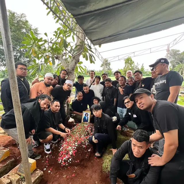 Para komika di pemakaman Babe Cabita., Selasa (9/4/2024). [Foto: Instagram/adjisdoaibu]