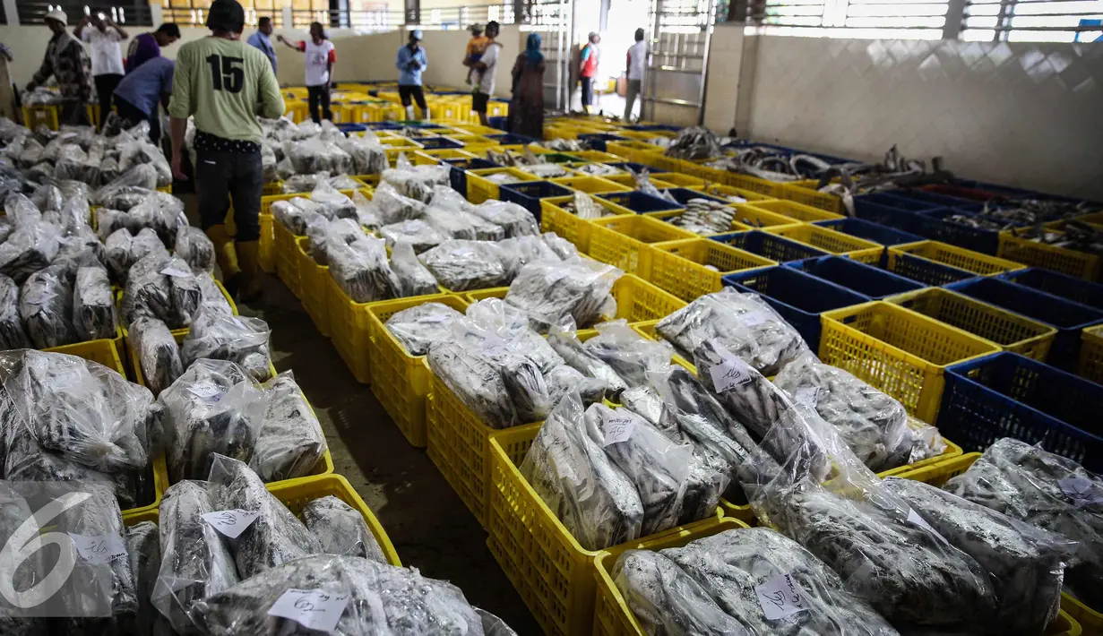 Ikan yang telah dibekukan dilelang di pelelangan ikan Muara Angke, Jakarta, Kamis (24/3). Pada 2015 secara total Indonesia telah memanfaatkan potensi ekonomi sektor kelautan sekira Rp350 triliun. (Liputan6.com/Faizal Fanani)