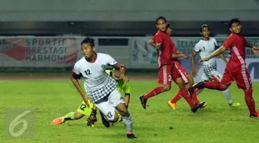 Penyerang Bali, Kushedya Hari Yudho (kiri) berlari usai mencetak gol ke gawang DKI Jakarta pada laga penyisihan Grup A PON XIX di Stadion Pakansari, Bogor, Rabu (14/9/2016). DKI Jakarta dan Bali bermain imbang 1-1. (Liputan6.com/Helmi Fithriansyah)