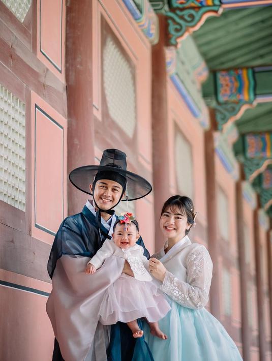 Felicya Angelista dan sang suami, Immanuel Caesar Hito mengajak putri pertama mereka yang belum genap setahun ke Korea Selatan. Mereka pun kompak memakai baju khas sana yaitu Hanbok. (Foto: Instagram/@felicyangelista_)
