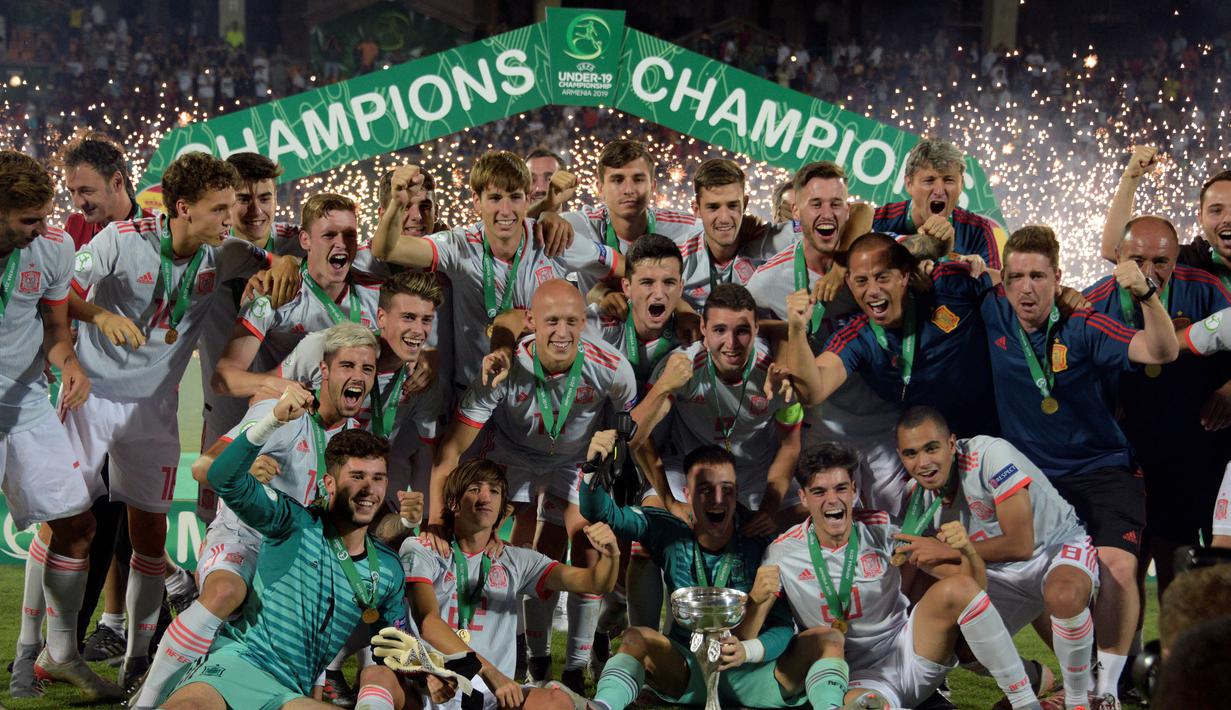 Para pemain Spanyol merayakan gelar juara Piala Eropa U-19 usai mengalahkan Portugal di Yerevan, Armenia, Sabtu (27/7). Spanyol menang 2-0 atas Portugal. (AFP/Karen Minasyan)