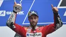 Pebalap Ducati, Andrea Dovisiozo harus puas berada di podium kedua pada balapan yang berlangsung di Sirkuit Le Mans, Prancis, Minggu (19/5). Dovisiozo tertingga beberapa detik dari Marc Marquez. (AFP/ Jean Francois Monier)