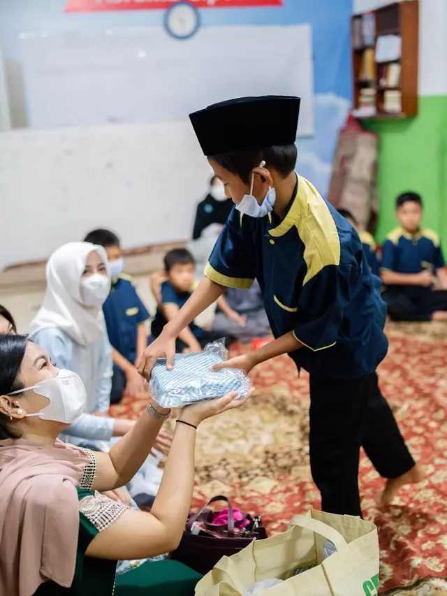 6 Potret Memes Prameswari Rayakan Ultah di Panti Asuhan, Memesona Pakai Hijab