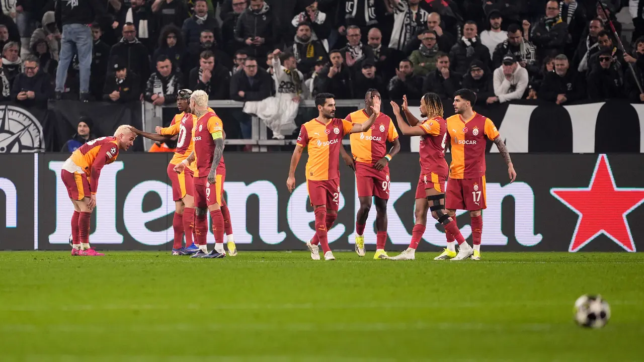 Skuad Galatasaray merayakan gol Victor Osimhen ke gawang Juventus di leg kedua playoff Liga Champions 2025/2026 di Allianz Stadium, Kamis (26/02/2026) dini hari WIB.