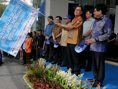 Presiden Direktur Prijono Sugiarto (memegang bendera) melepas tim layanan mudik Astra Holiday Campaign (AHC) 2015, Jakarta, Jumat (10/7/2015). Program ini berlangsung pada 13-22 Juli 2015 di sepanjang jalur mudik Jawa-Bali. (Liputan6.com/Johan Tallo)