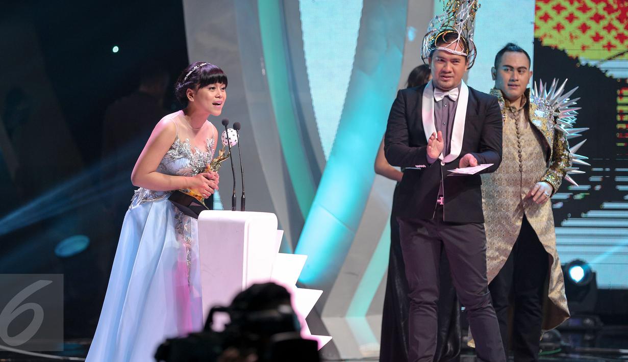 Lesti mendapat penghargaan di acara Indonesia Dangdut Awards 2015, Jakarta, Rabu (28/10/2015). IDA 2015 memiliki 8 kategori penghargaan sebagai tanda apresiasi yang berfokus memajukan industri dangdut Indonesia. (Liputan6.com/Faizal Fanani)