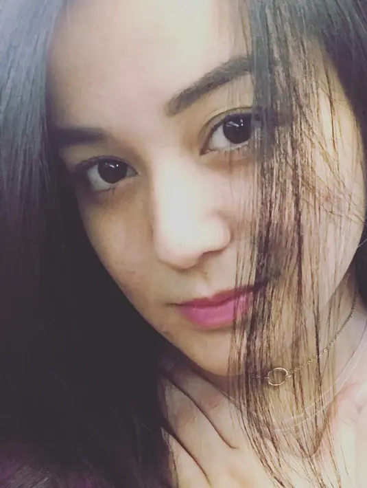 Permohonan maaf yang disampaikan melalui Istagram tersebut tak diterima baik oleh sang ibu. Menurut pemilik goyang patah-patah itu, permohonan maaf melalui media sosial itu tidak beretika. (Instagram/juwitabahar11)