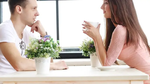 Sepasang kekasih sedang berbincang (Foto Dok: Freepik/Racool_studio)