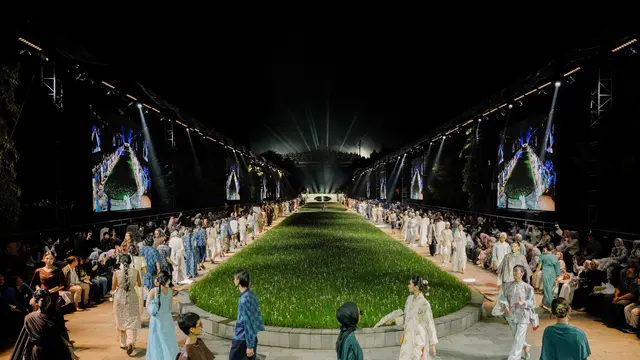 Kala Pelataran Candi Borobudur Disulap Jadi Panggung Runway Sepanjang 125 Meter, Hadirkan Koleksi Raya