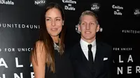 Gelandang Manchester United, Bastian Schweinsteiger (R) dan pacarnya, petenis Ana Ivanovic berpose di atas karpet merah saat tiba menghadiri "Inggris untuk UNICEF Gala Dinner" di Old Trafford, Manchester, Inggris, (29/11). (AFP PHOTO/OLI SCARFF)