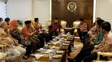 Ketua DPR Ade Komarudin saat berbincang dengan Ketua Organisasi Pergerakan Indonesia Maju (PIM) Din Syamsudin di Gedung Parlemen, Senayan, Jakarta, Jumat (20/5). Ketua DPR disambangi Organisasi PIM di Senayan. (Liputan6.com/JohanTallo)