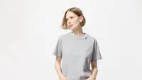 Lengkapi gaya musim panasmu bersama koleksi UNIQLO x ANYA HINDMARCH &ldquo;T-SHIRT SHOP&rdquo; Summer 2025. Koleksi ini hadir dengan desain playful nan fungsional yang siap cerahkan harimu! (Foto dok: UNIQLO).