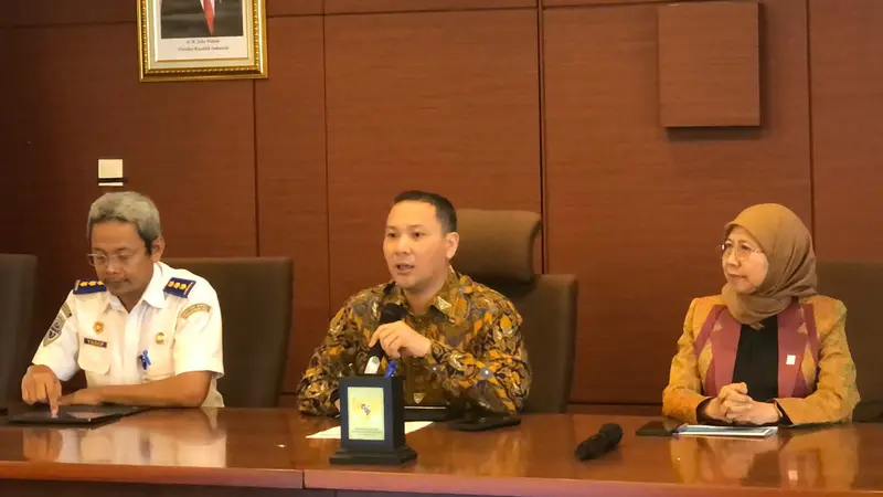 Deputi Bidang Koordinasi Infrastruktur dan Transportasi, Kemenko Marves Rachmat Kaimuddin dan Direktur Retail dan Niaga, PT PLN (Persero), Edi Srimulyanti dalam Konferensi Pers Persiapan SPKLU Menjelang Mudik Lebaran, Kamis (4/4/2024). (Tira/Liputan6.com)