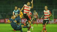 Hamka Hamzah (bawah) saat laga keras Arema Cronus versus Madura United di Stadion Kanjuruhan, Jumat (2/9/2016). (Bola.com/Iwan setiawan)