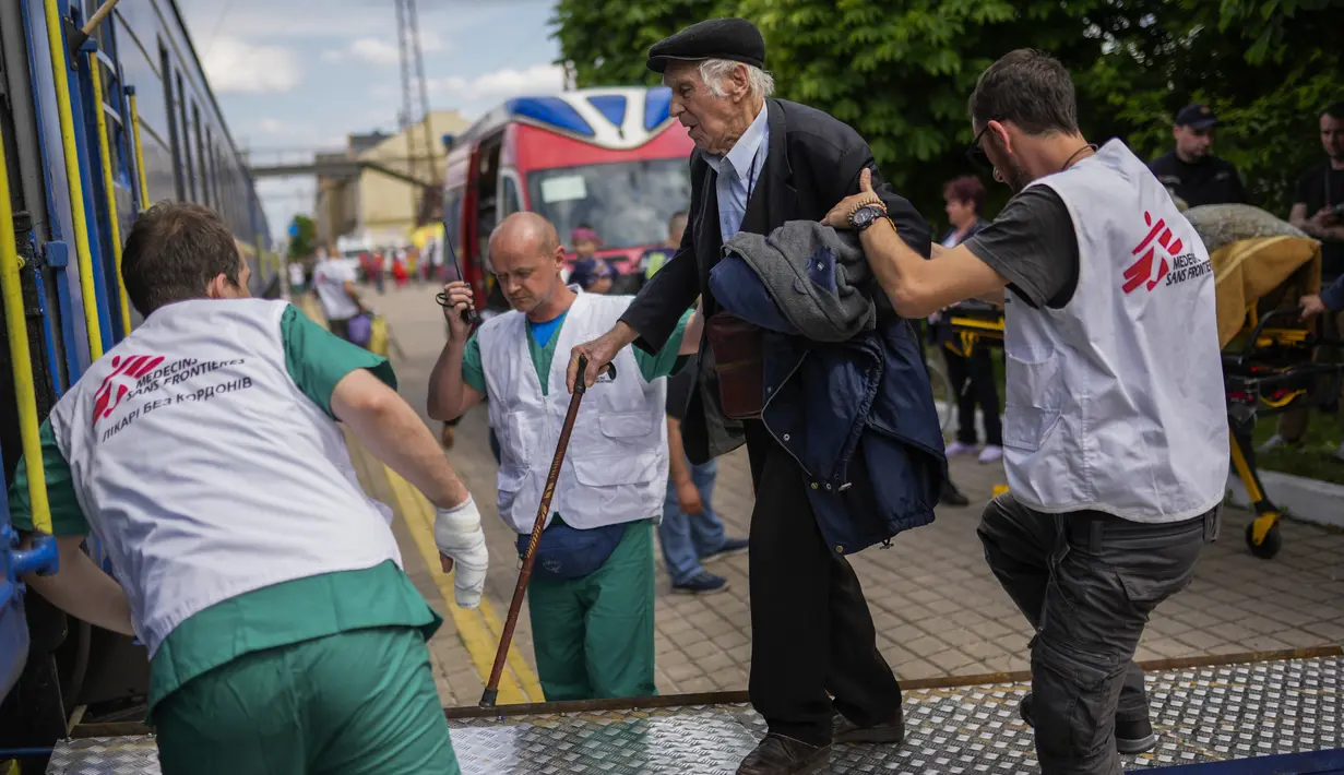 Seorang pria tua menaiki kereta evakuasi medis yang dijalankan oleh MSF (Doctors Without Borders) di stasiun kereta api di Pokrovsk, Ukraina timur, Minggu (29/5/2022). Kereta tersebut dilengkapi dikelola oleh tenaga medis, dan mengangkut pasien dari rumah sakit yang kewalahan di dekat garis depan, ke fasilitas medis di Ukraina barat, jauh dari pertempuran. (AP Photo/Francisco Seco)