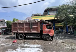 Di balik rutinitas Pasar Kopro, muncul pemandangan yang mengusik. Tumpukan sampah menggunung disertai aroma menyengat. (Liputan6.com/Nur Azmi Zain)