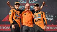 Pembalap McLaren asal Inggris, Lando Norris (kiri), pembalap McLaren asal Australia, Oscar Piastri (kanan), dan Kepala Desain McLaren, Mark Ingham (tengah), merayakan kemenangan di podium setelah memenangkan Grand Prix Formula Satu Hungaria di sirkuit Hungaroring di Mogyorod dekat Budapest, Hungaria, pada 3 Agustus 2025. (Attila KISBENEDEK/AFP)