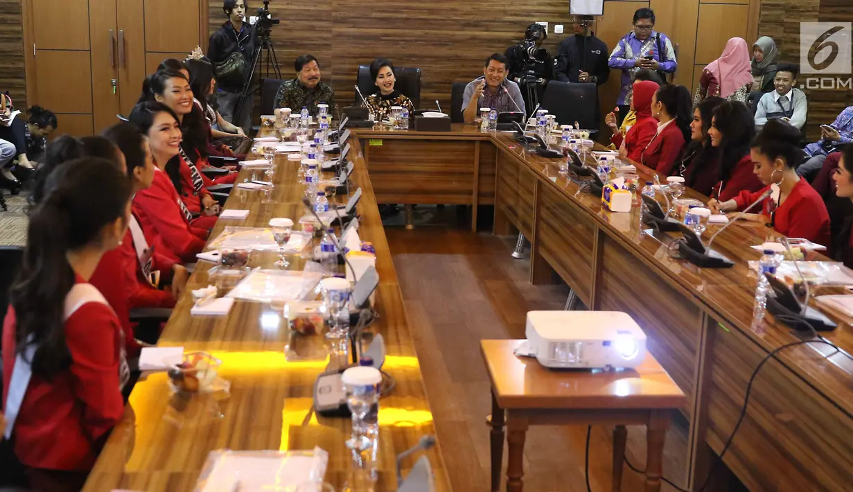 Komite Ekonomi dan Industri Nasional (KEIN) memberi pembekalan kepada finalis Putri Indonesia 2018 di Jakarta, Jumat (2/3). Ini merupakan salah satu rangkaian kegiatan pada tahap karantina pemilihan Puteri Indonesia 2018. (Liputan6.com/Angga Yuniar)