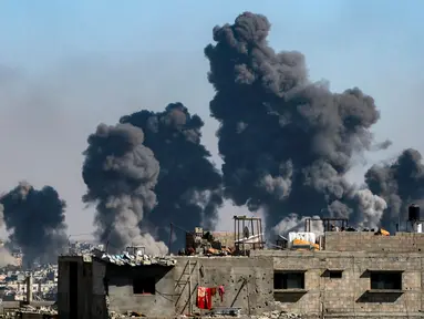 Foto yang diambil dari Jabalia barat, Jalur Gaza tengah ini menunjukkan gumpalan asap yang mengepul akibat pengeboman Israel di Kota Gaza timur pada 9 Juli 2025. (Bashar TALEB/AFP)