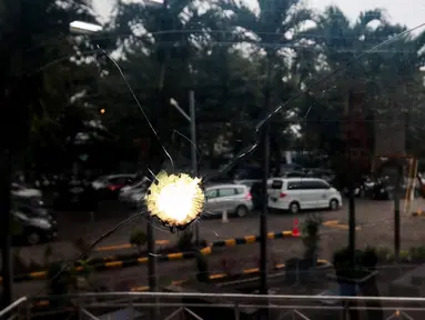 Potret kaca dengan bekas tembakan peluru yang masih tertanam di lokasi aslinya menjadi saksi bisu perjuangan para mahasiswa diabadikan di Museum Tragedi 12 Mei 1998 Universitas Trisakti, Jakarta, Jumat (23/5/2025). (Liputan6.com/Herman Zakharia)