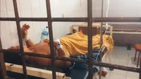 Pengedar sabu yang ditembak personel Polsek Koto Gasib, Kabupaten Siak, saat dirawat di Rumah Sakit Bhayangkara Polda Riau. (Liputan6.com/M Syukur)