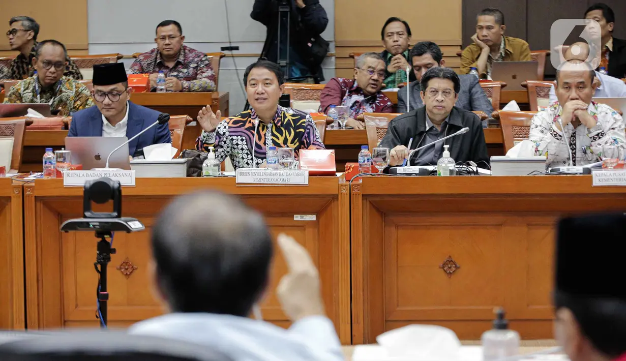 Dirjen Penyelenggaraan Haji dan Umrah (PHU) Hilman Latief (kedua kiri) dan Kepala Badan Pengelola Keuangan Haji (BPKH) Fadlul Imansyah (kiri) memberikan paparan saat rapat dengar pendapat bersama Komisi VIII DPR di Kompleks Parlemen, Senayan, Jakarta, Rabu (8/2/2023). Rapat tersebut membahas masukan atas hasil peninjauan tim panja Biaya Penyelenggaraan Ibadah Haji (BPIH) Komisi VIII DPR ke Arab. (Liputan6.com/Faizal Fanani)
