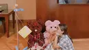 <p>Ghea Youbi juga mendapatkan beberapa hadiah, seperti buket bunga dan juga boneka lucu dari orang terdekat. (FOTO: instagram.com/gheayoubi/)</p>