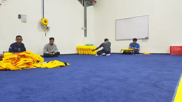 Batam Aero Technic (BAT) memproduksi 1.000 baju pelampung tiap bulannya. Dites satu persatu sebelum dipakai (Foto: Liputan6.com)