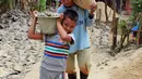 Seorang anak tampak ikut membantu pembangunan “Jembatan Asa SCTV" desa Jayasari, Kecamatan Cimarga, Kabupaten Lebak Banten sudah dimulai, Minggu (3/5/2015). Program kemanusiaan tersebut dalam rangka memperingati ulang tahun SCTV yang ke-25. (Dok. SCTV)