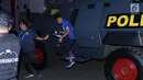 Pemain Persib turun dari kendaraan taktis milik Korps Brimob Polri jelang latihan resmi di Stadion PTIK, Jumat (29/6). Persib akan melakoni laga tandang tunda pekan ke-6 melawan Persija, Sabtu (30/6). (Liputan6.com/Helmi Fithriansyah)