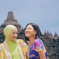 Prilly Latuconsina, Cut Mago dan Shenina Cinnamon tampak berfoto bersama. Sama dengan Prilly, mereka pun kompak mengenakan kain Nusantara dengan berbagai warna. (Liputan6.com/IG/@prillylatuconsina96)